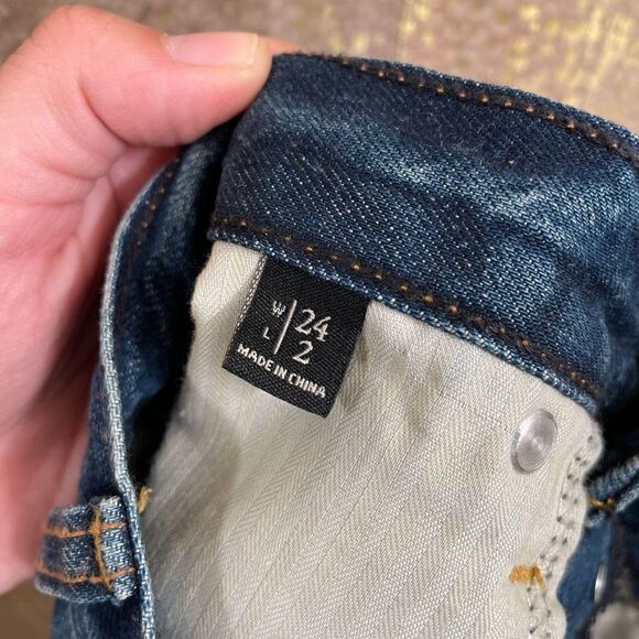 Abercrombie & Fitch dark wash light distressed/whiskered high rise festival shor - Picture 6 of 7